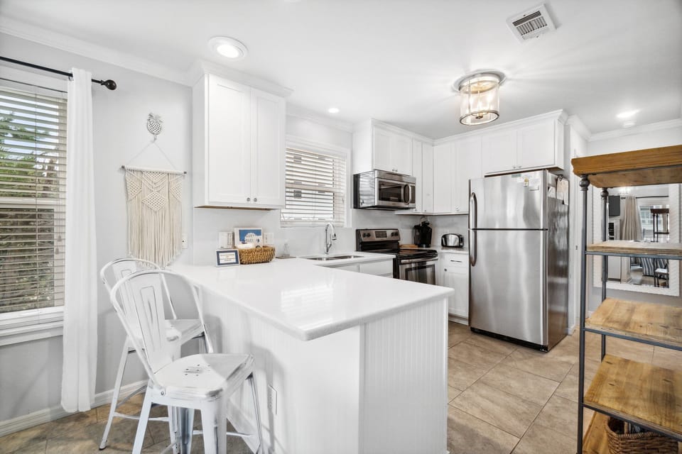 Kitchen updated 2023! Quartz, new cabinets, backsplash
