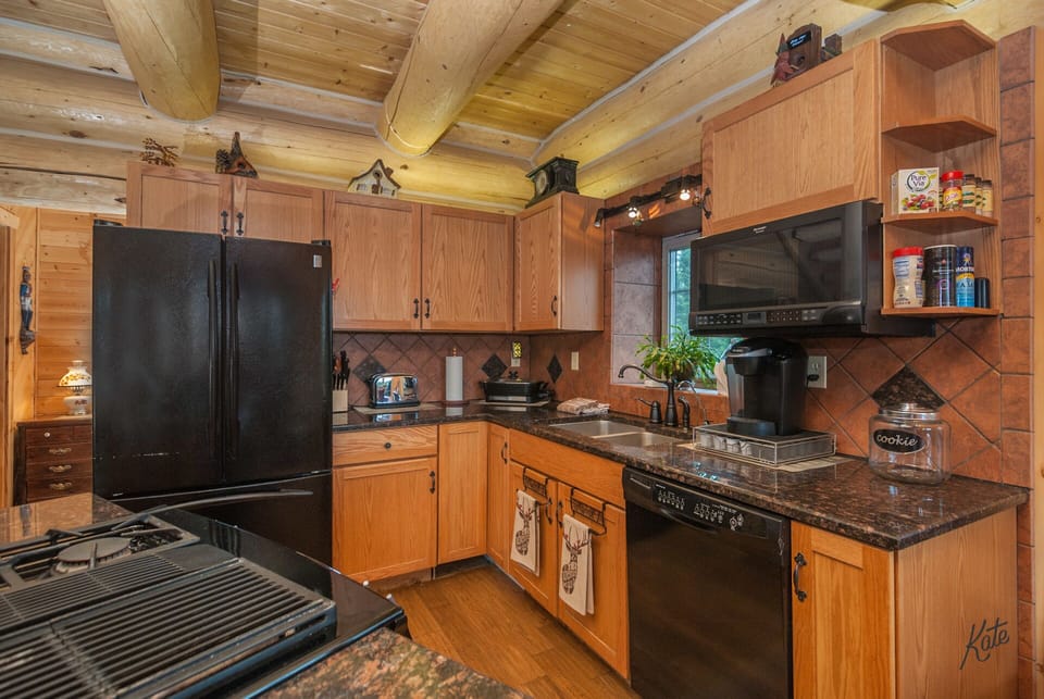 Well stocked kitchen and gas range in center island w/breakfast bar.