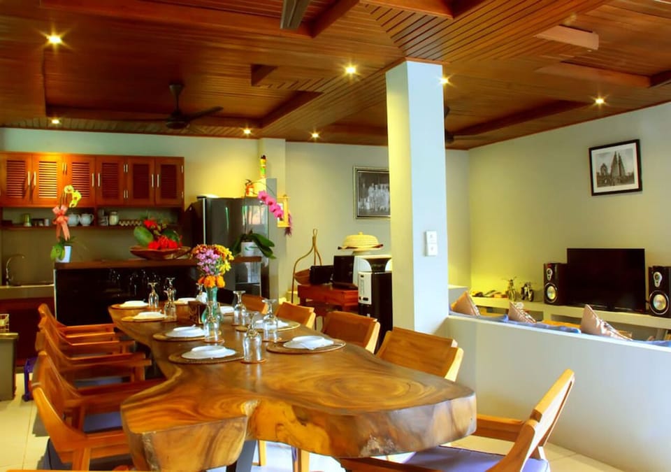 Dining, kitchen & lower common area with TV