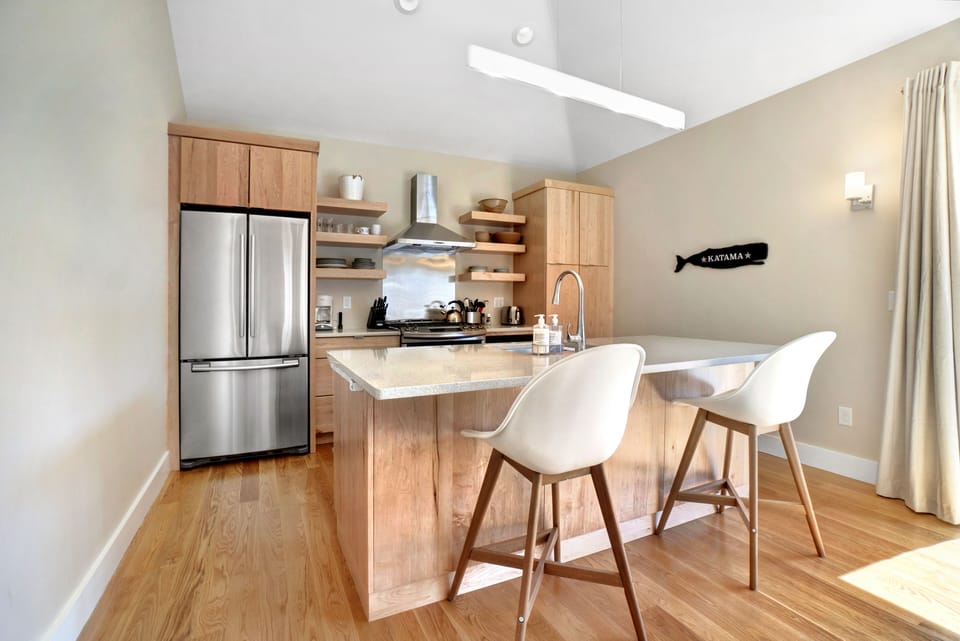 Fully equipped Kitchen and lovely dining area, breakfast at the bar