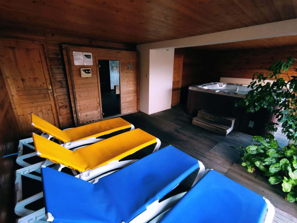 Indoor spa tub