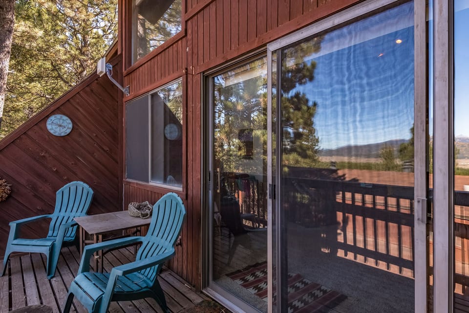 Sit back/enjoy a captivating view of the mountains and ski area from the patio!