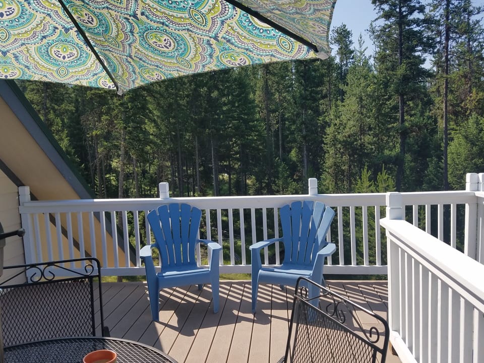 Private deck with gas grill.
Best location for Milky Way and star gazing!!