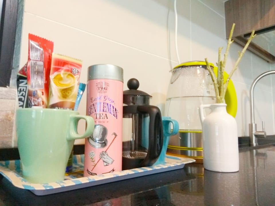 Instant coffee and tea sachets for free 