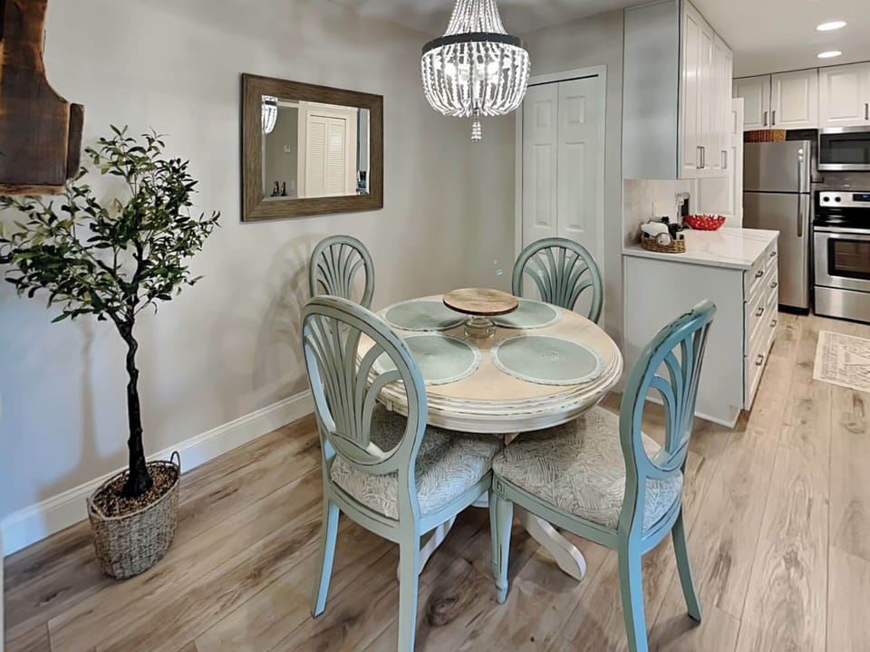Dining Area - Seating for Four