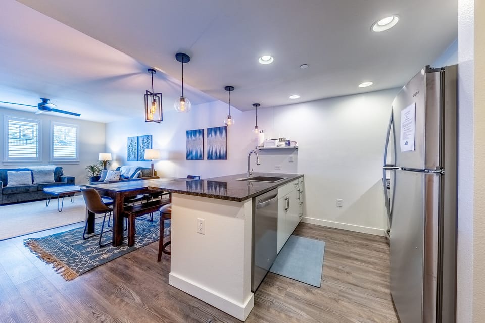Kitchen & dining area - Nicely upgraded with granite counters, and full size stainless steel appliances.