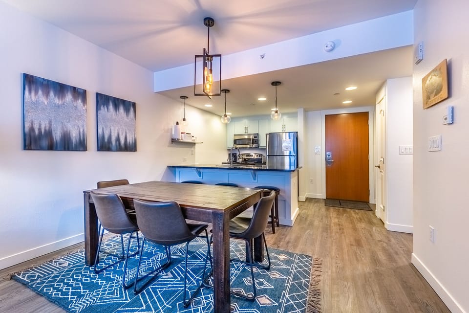 Dining area - Dining table with seating for 6
Additional seating on barstools at kitchen