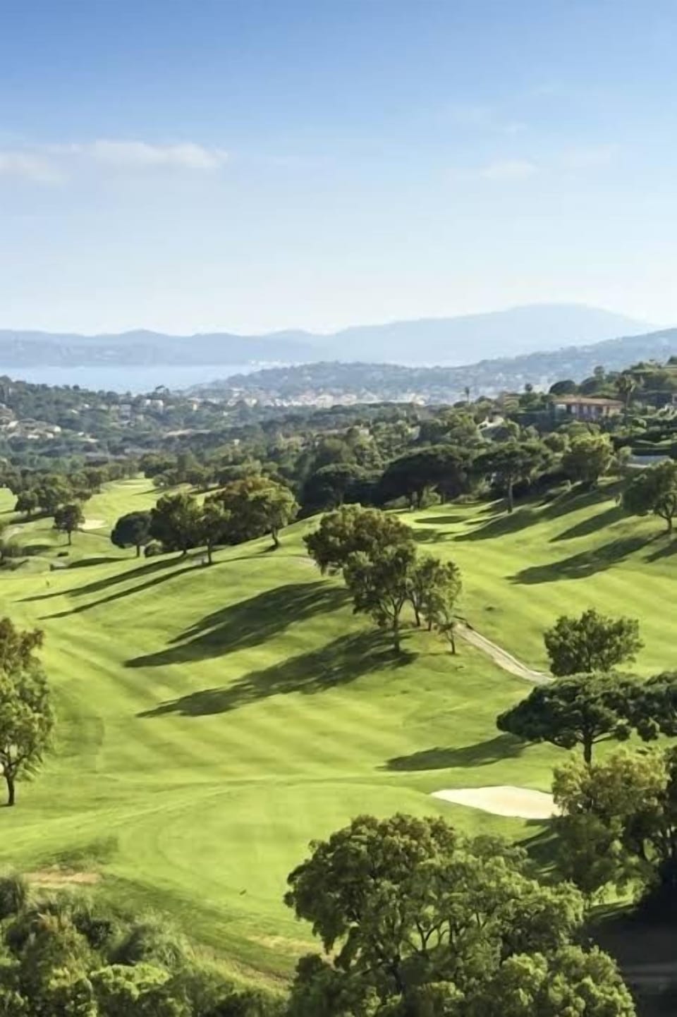 Golf club nearby