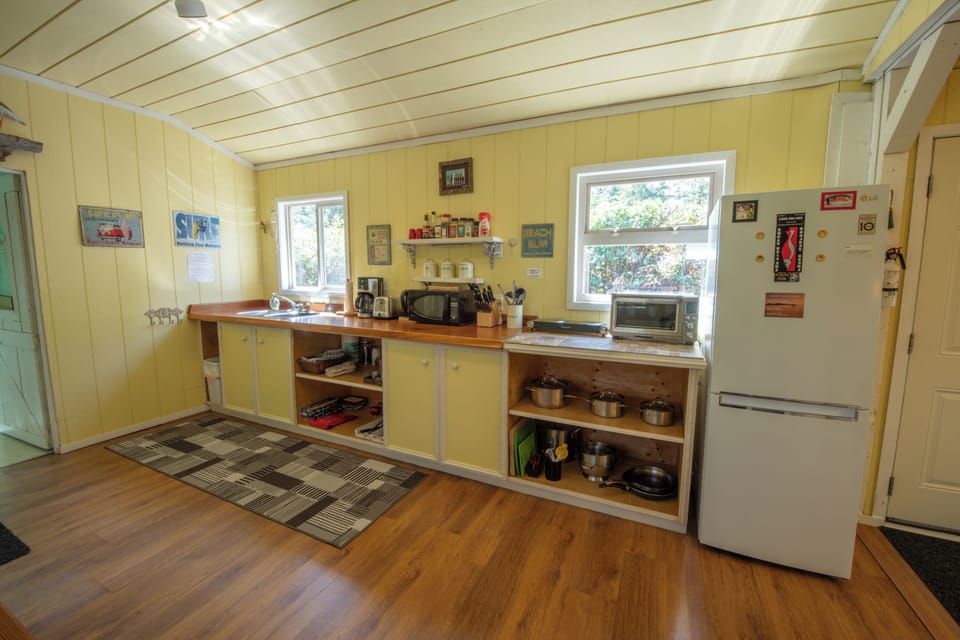 Well-appointed kitchen with 2-burner hot plate & countertop oven. 
