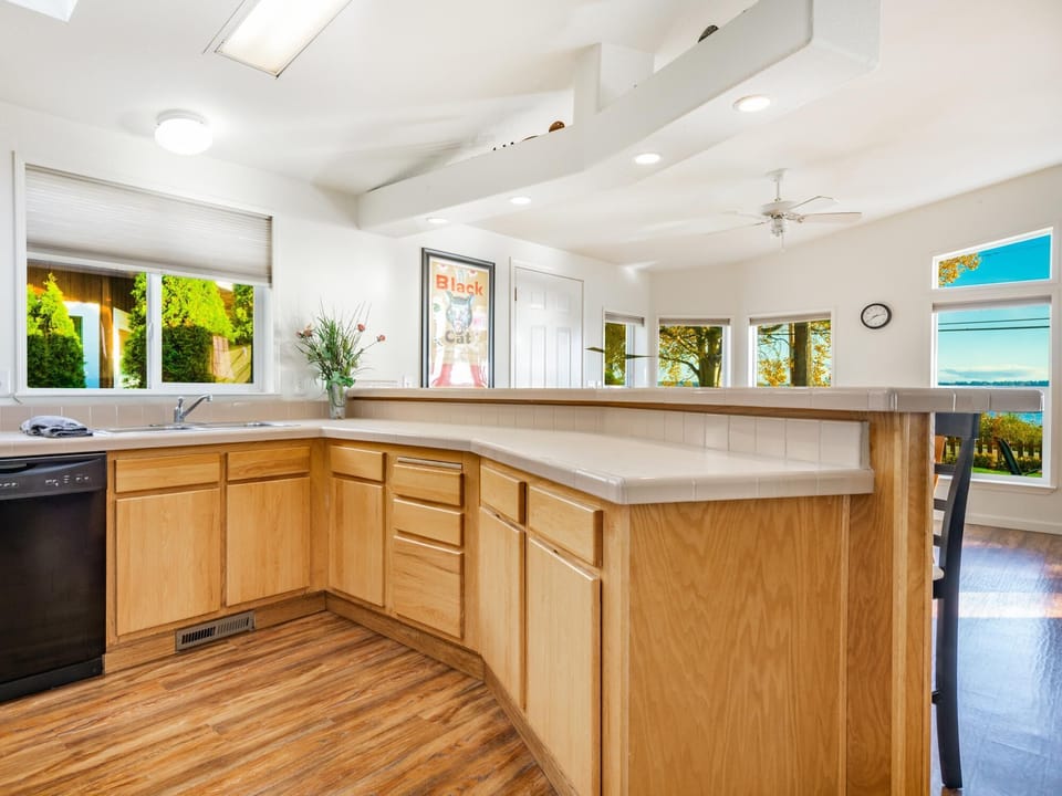 Kitchen sitting bar
