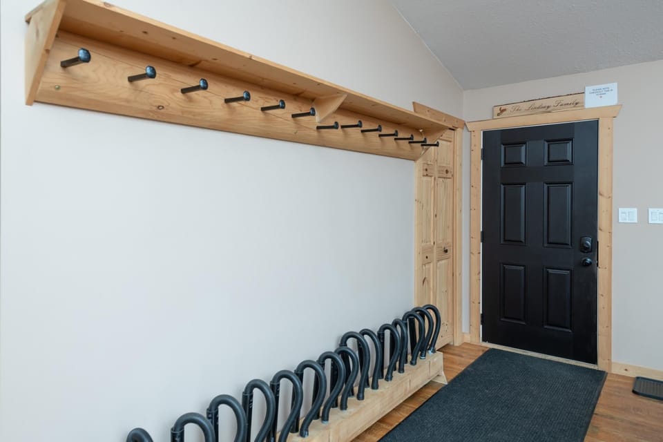 Mama Bear Cabin Rental - Pet Friendly! (1655)