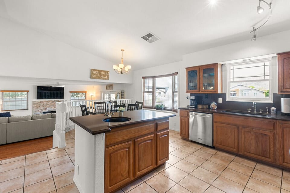Bright dining area connected to a fully equipped kitchen—ideal for entertaining.