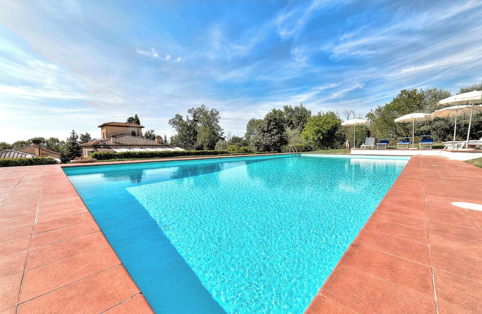 View of the swimmingpool and sun-beds