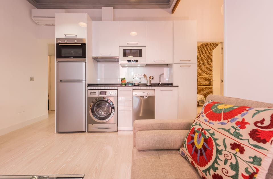 LATINA BRICK! 2 bd/2ba! LIFT! WIFI!