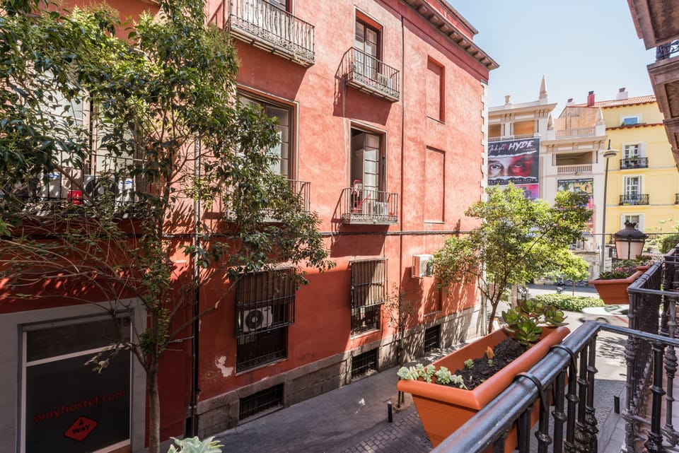 LATINA BRICK! 2 bd/2ba! LIFT! WIFI!