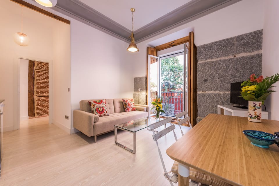 LATINA BRICK! 2 bd/2ba! LIFT! WIFI!