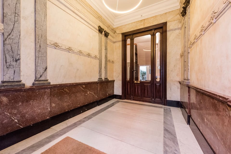 LATINA BRICK! 2 bd/2ba! LIFT! WIFI!