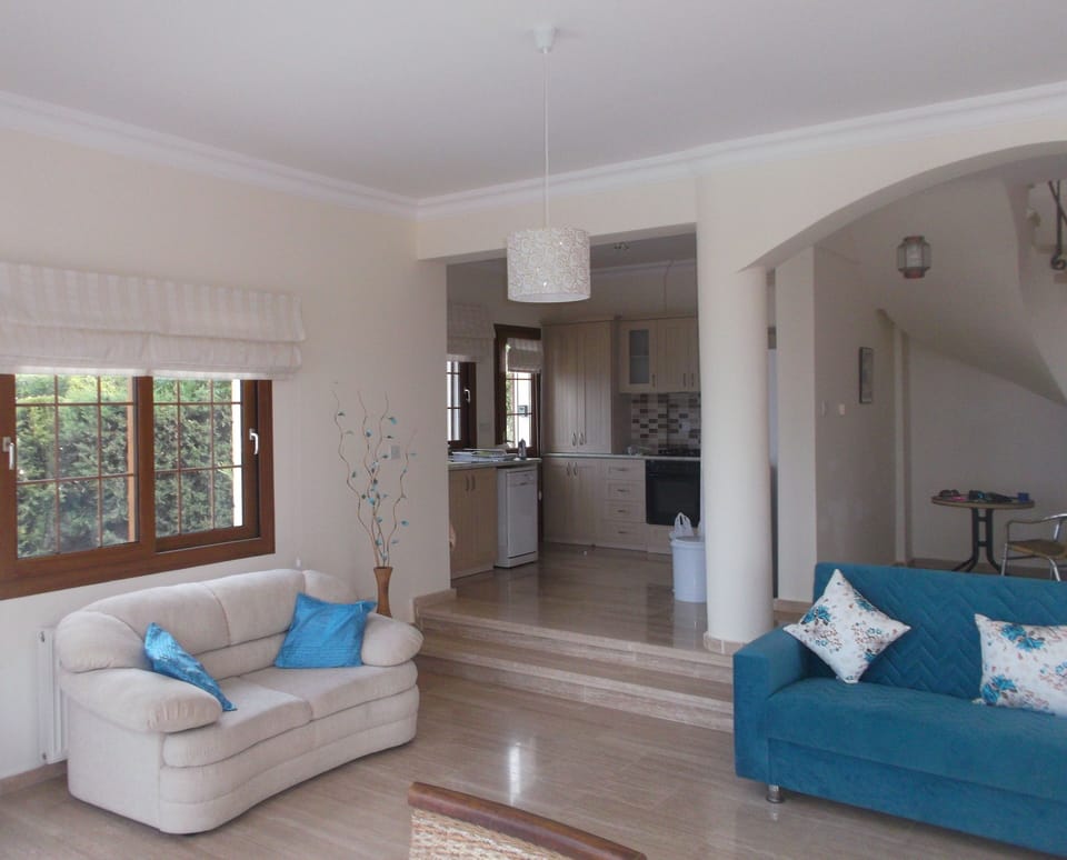 Spacious Lounge into Kitchen