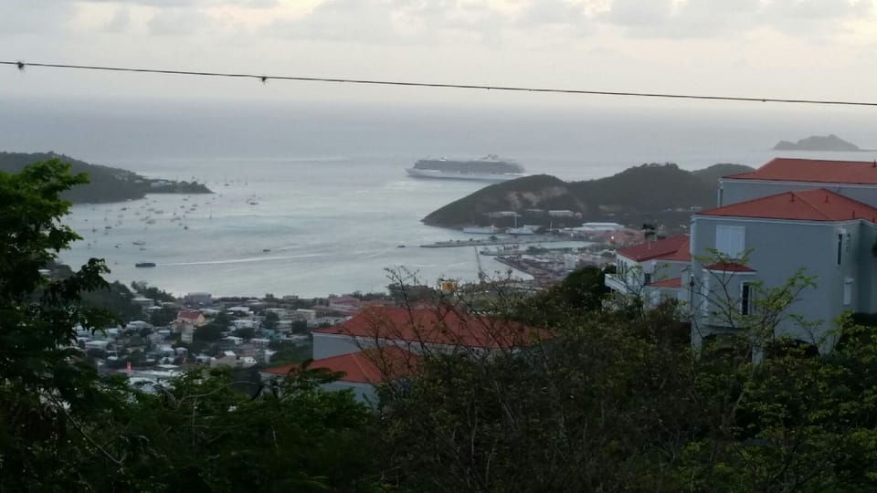 Private Cottage right above Downtown