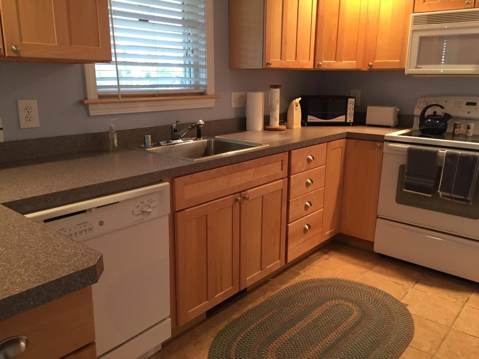 Modern, fully equipped kitchen.
