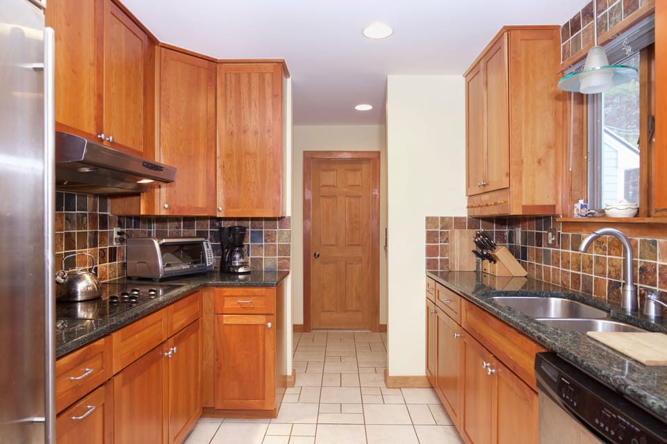 Fully equipped, granite counter kitchen