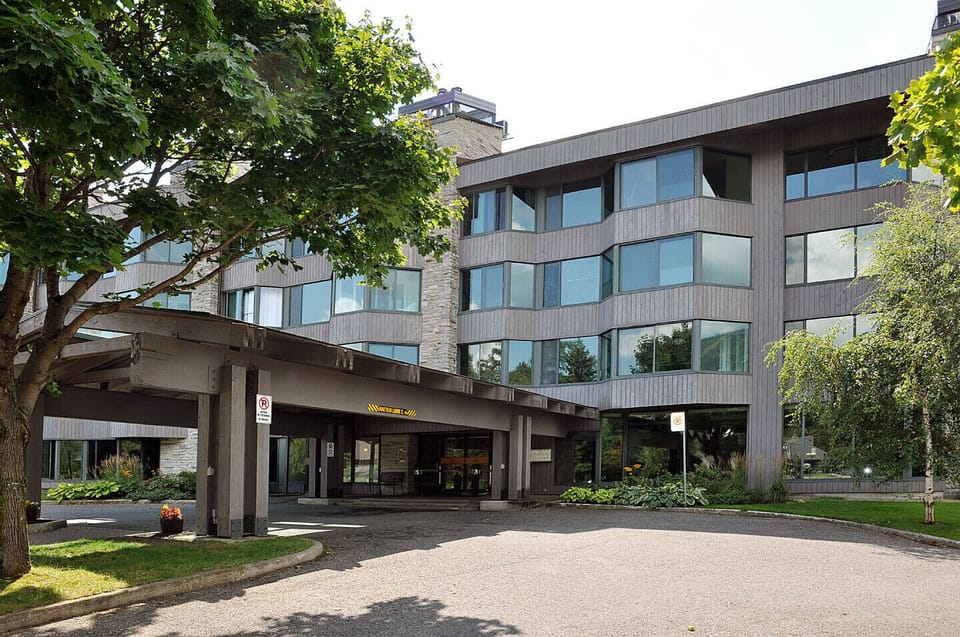Main entrance / Entrée principale