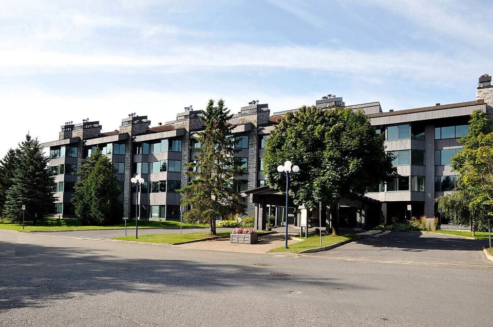 Main entrance / Entrée principale