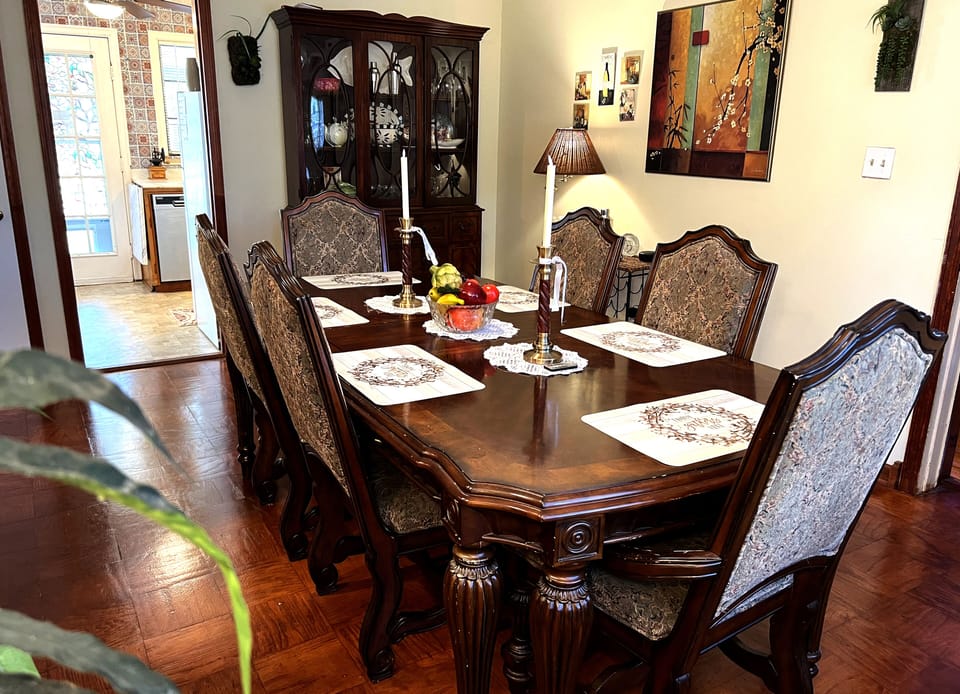 Well equipped dining room with all the trappings  to enjoy any kind of meal