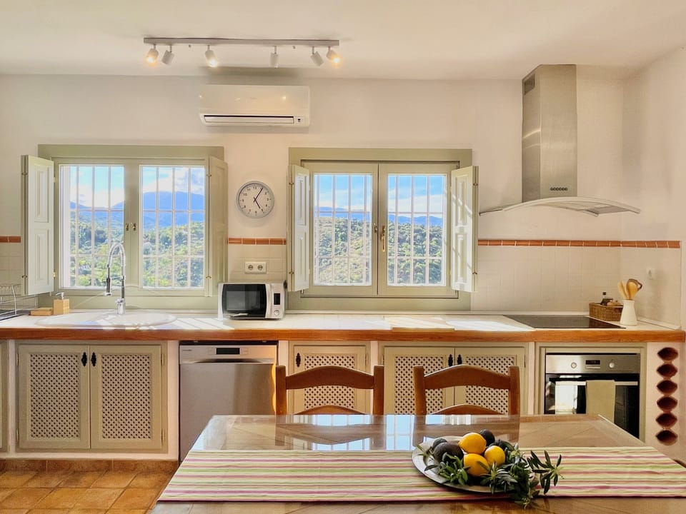 Well equipped Kitchen with views to the Sierra de las Nieves 