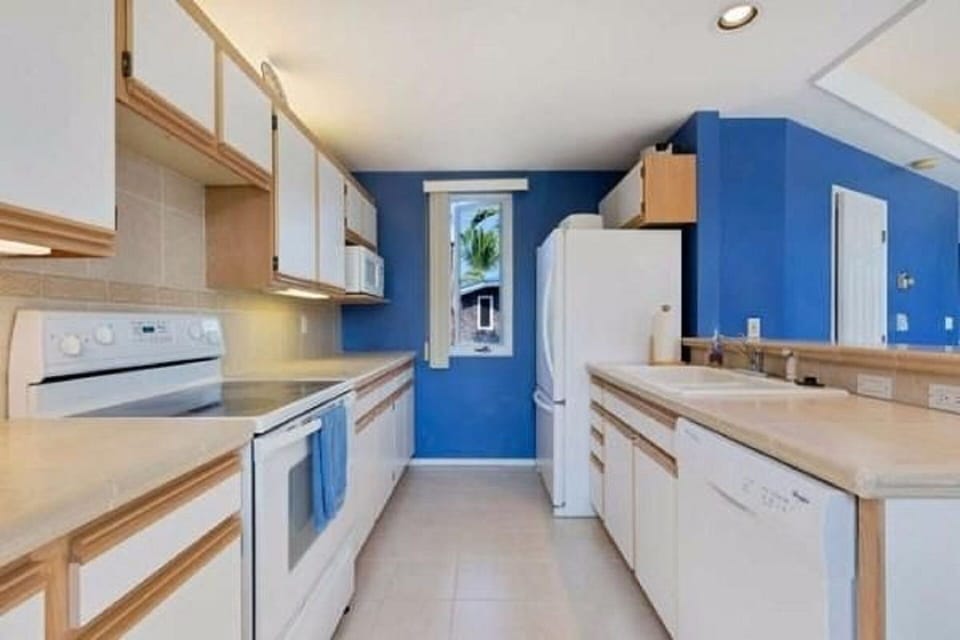Fully equipped kitchen with everything you will need to dine in Paradise!