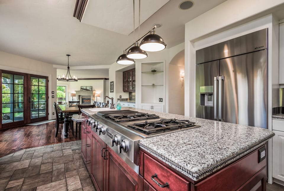 Gas cooktop w/ 4 burners and grill. Fridge/freezer with in door water & ice.