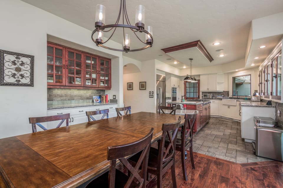 Dining room seats up to 10 (2 folding chairs in garage)
