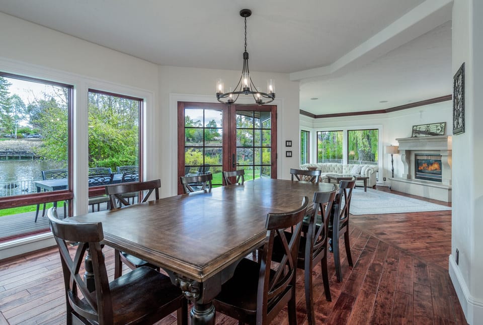 Indoor & outdoor dining with views of Mirror Pond, Drake Park, Old Bend