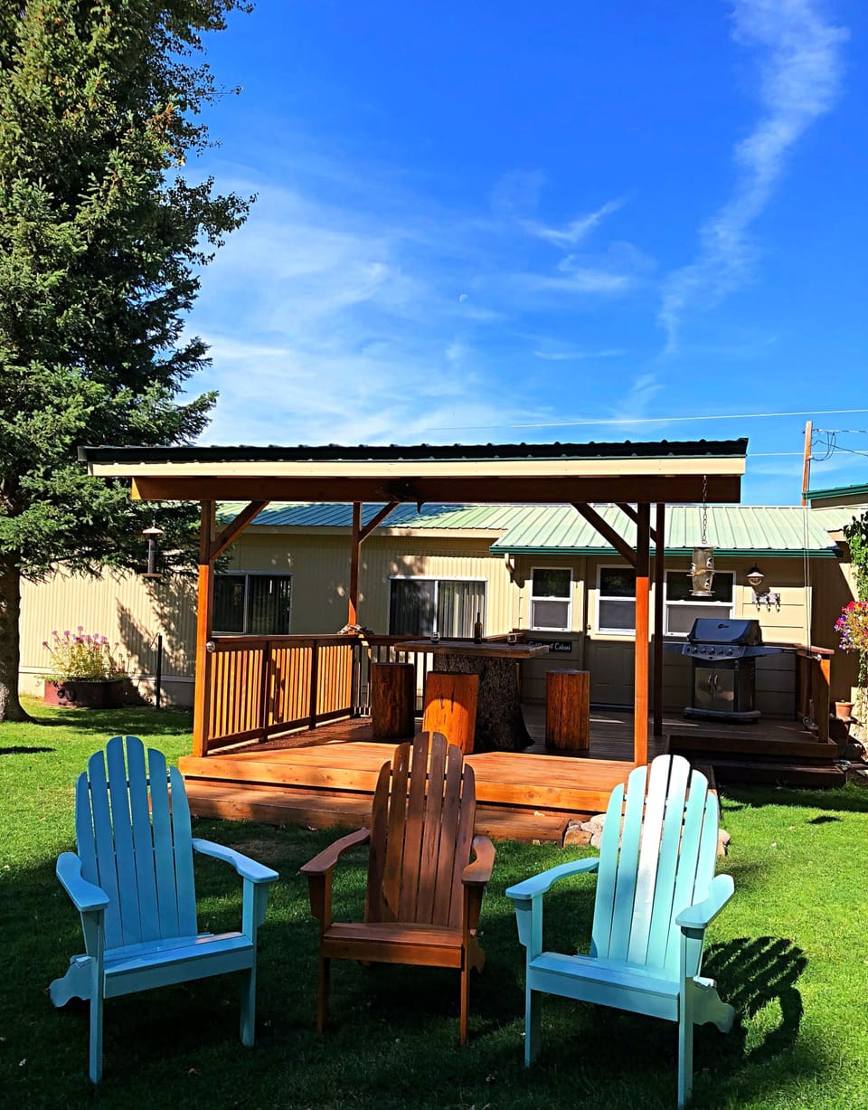 Cutthroat Cabin with private entry, private deck and your own BBQ