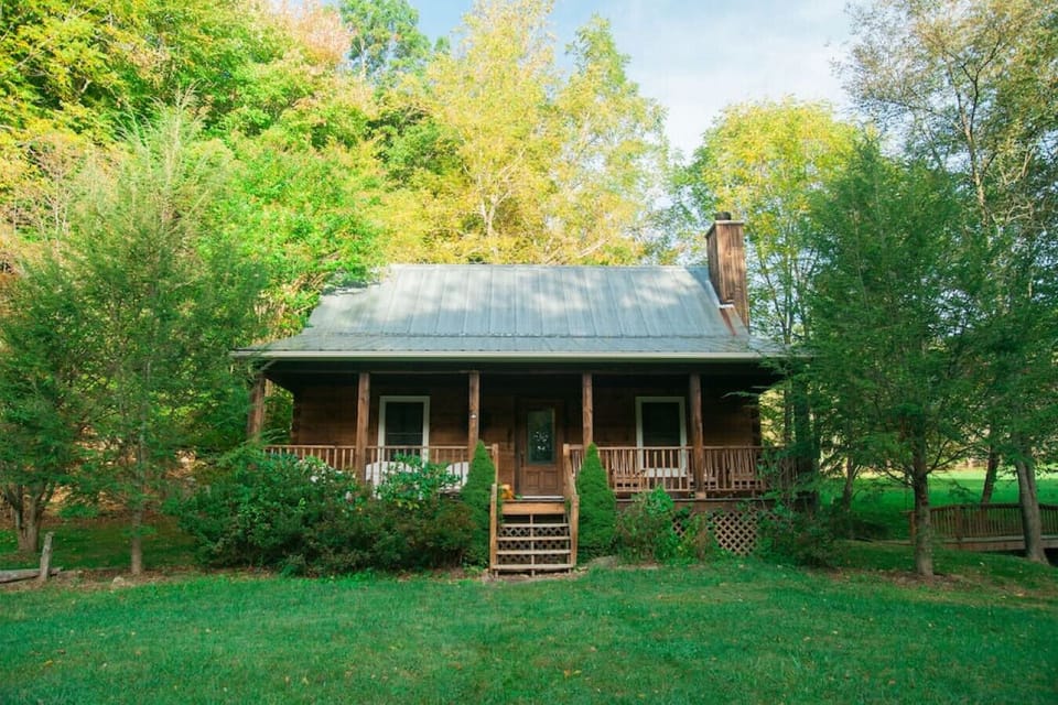 Front yard of the 2 bedroom cottage.