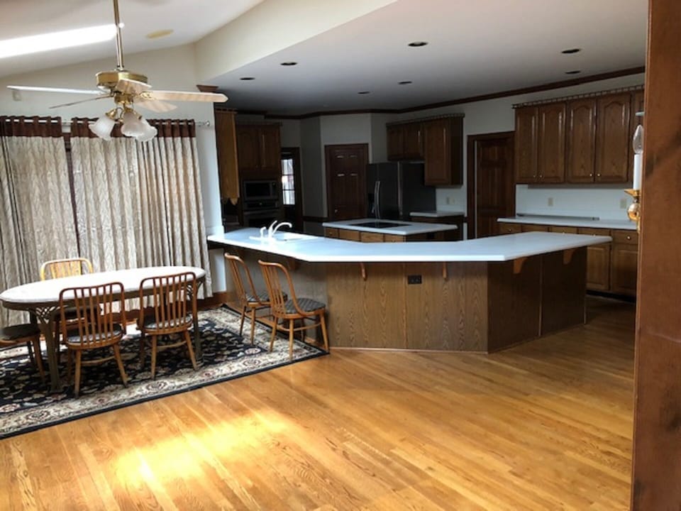 Breakfast Area / + Counter Top Seating
