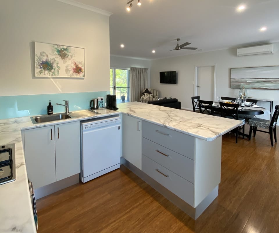 Open plan kitchen/dining