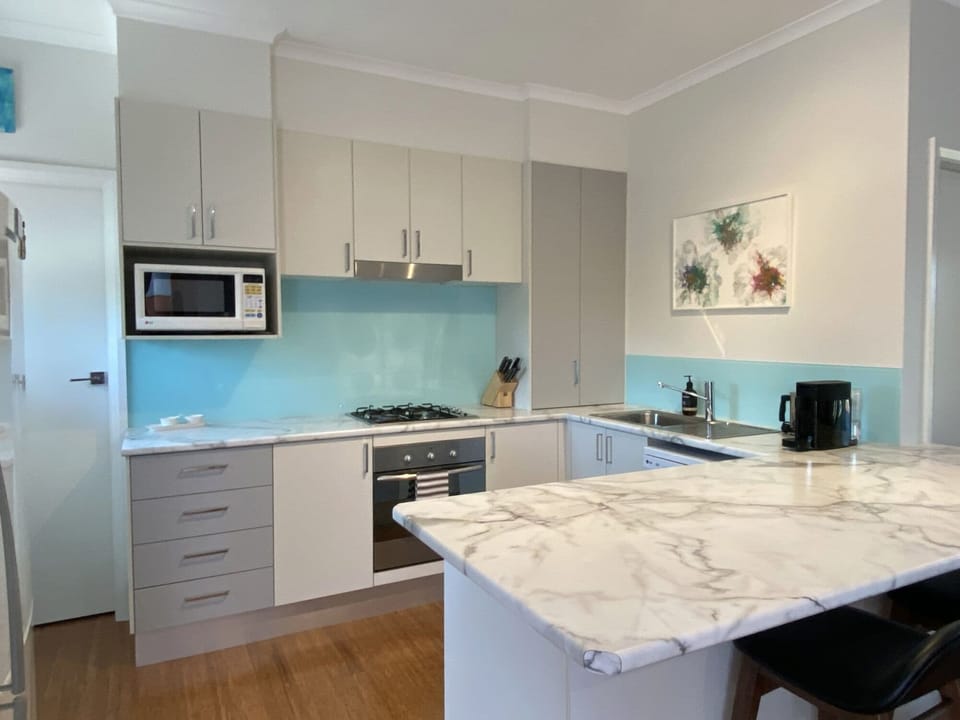 Fully equipped kitchen with dishwasher
