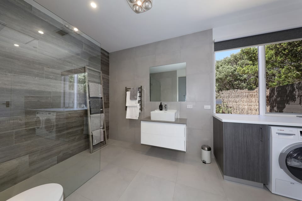 Main bathroom 