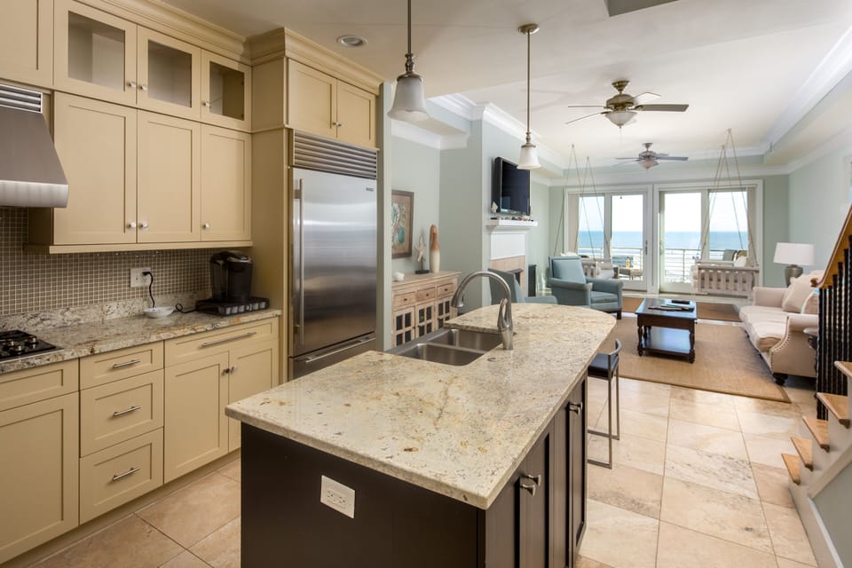 Fully stocked kitchen!
