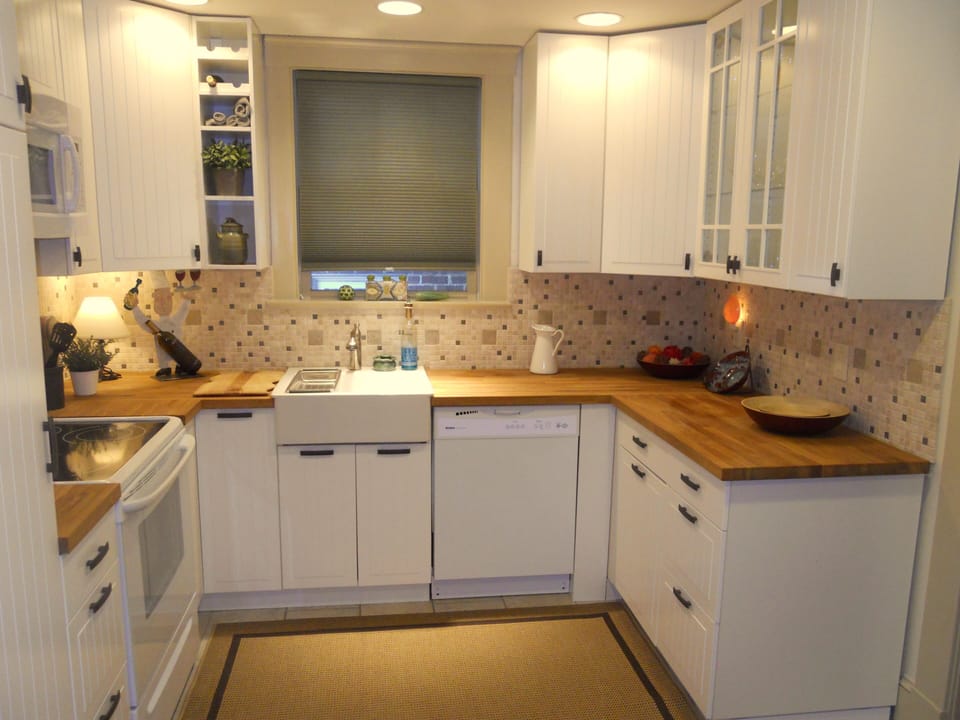 French Country Style Kitchen w/large refridge, 
dishwasher, micro, oven & stove.