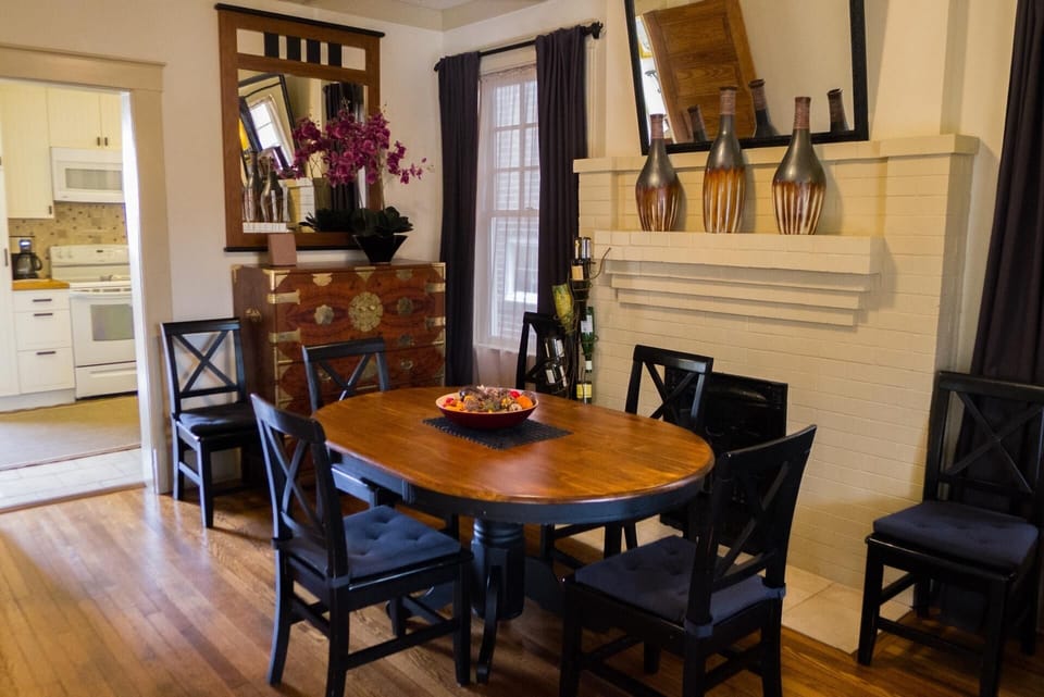 Warm and enjoyable Dining Room - Make Your Memories here!