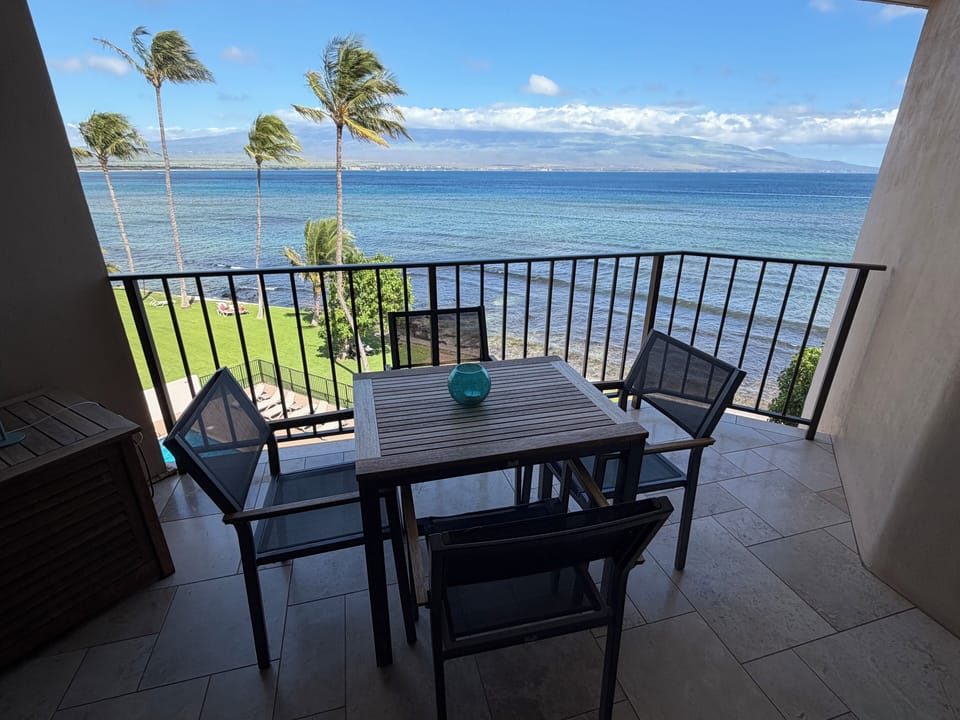Lanai dining a stone's throw away from tranquil ocean