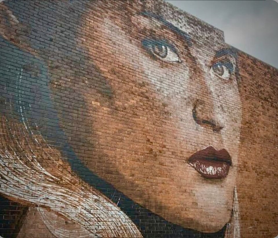 Wollongong-Girl on the wall mural- vacation-rental-