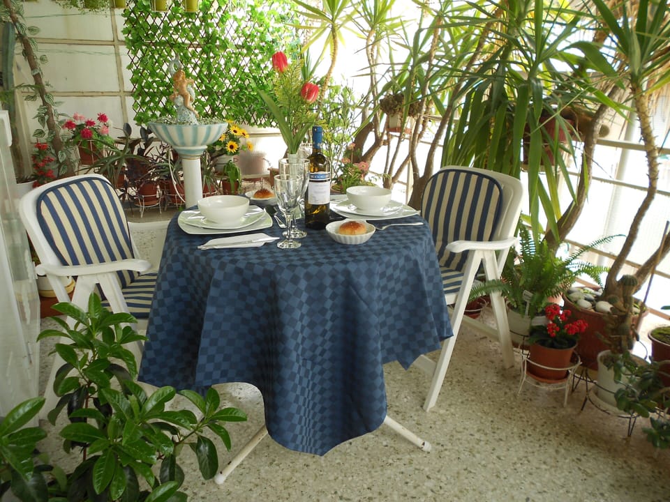 Enjoy your lunch or dinner in privacy. 