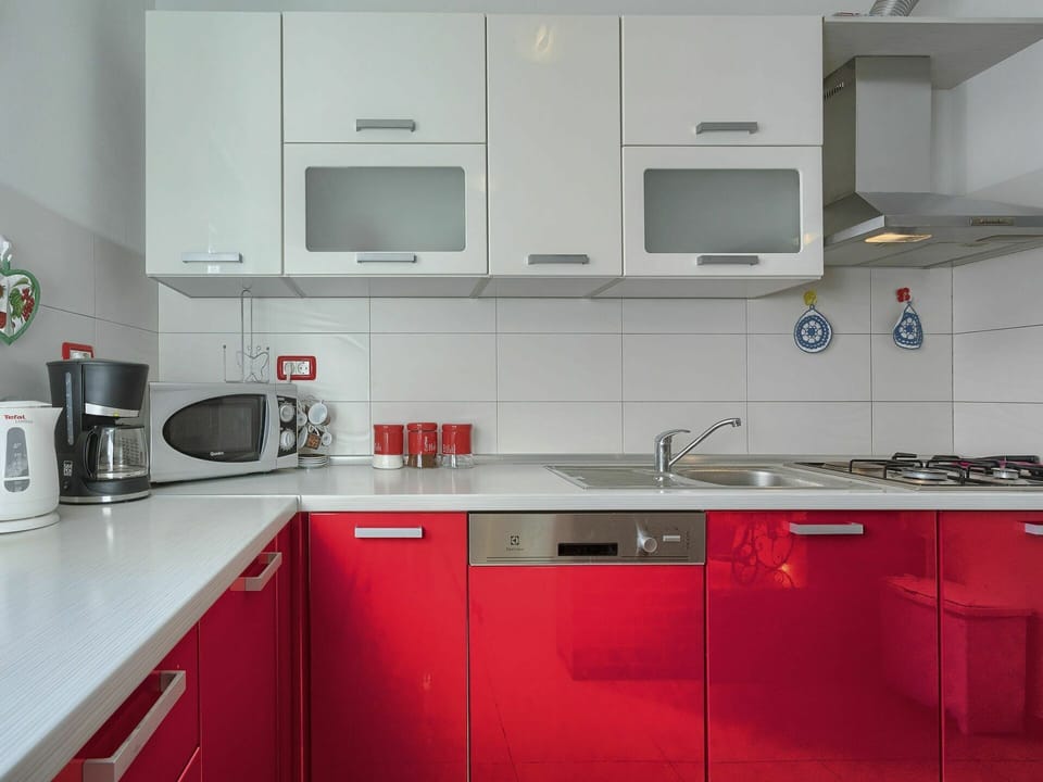 Kitchen Sink, Cabinetry, Tap, Property, Sink, Countertop, White, Product, Kitchen Stove, Kitchen Appliance