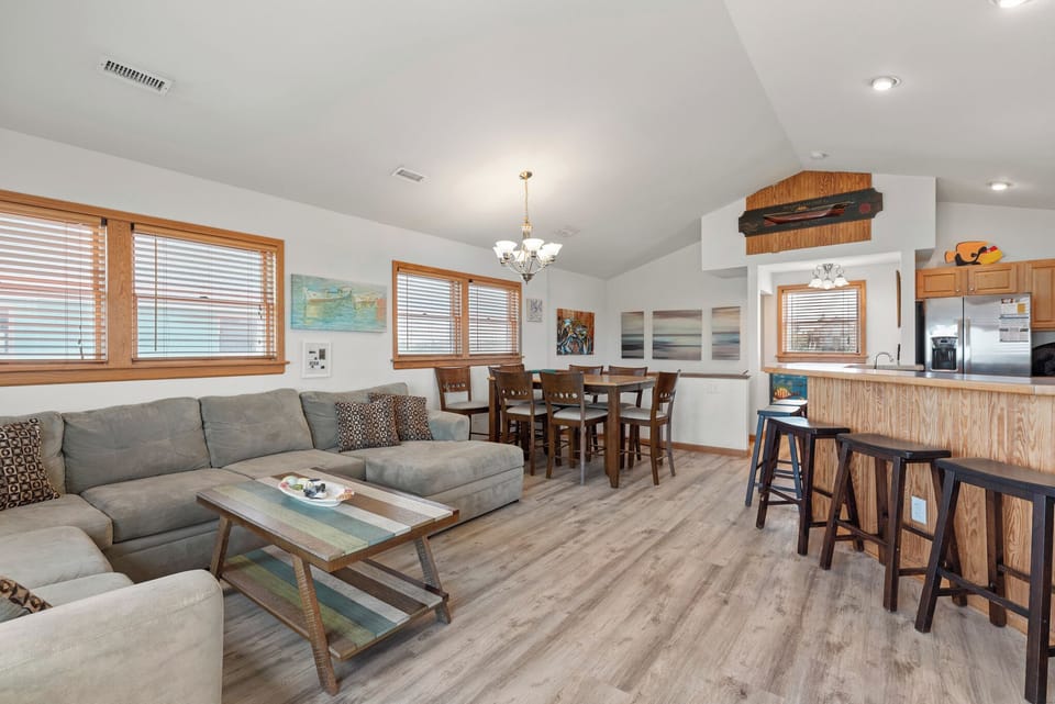 JR4205: Marlin Manor l Top Level Living Area