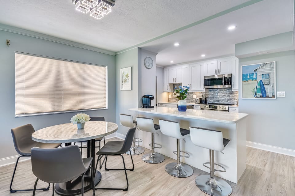 Dining and eat-in bar seating