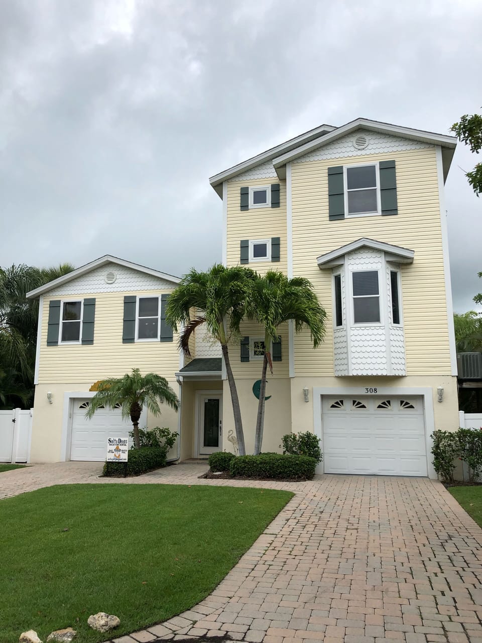 Sensational Single Family  three bedroom house with great room, private pool.   