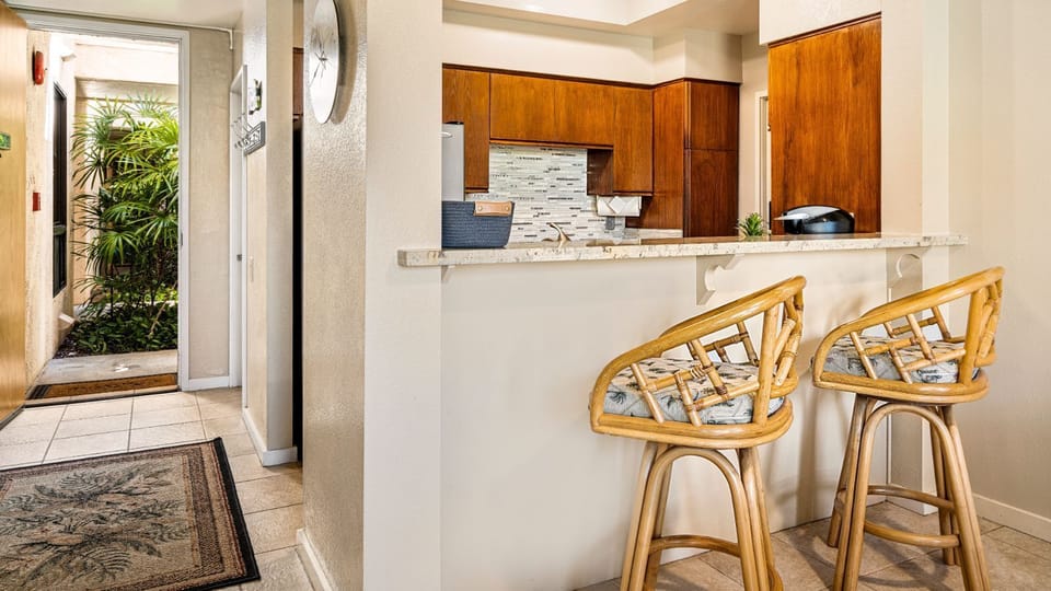 Kitchen with breakfast bar
